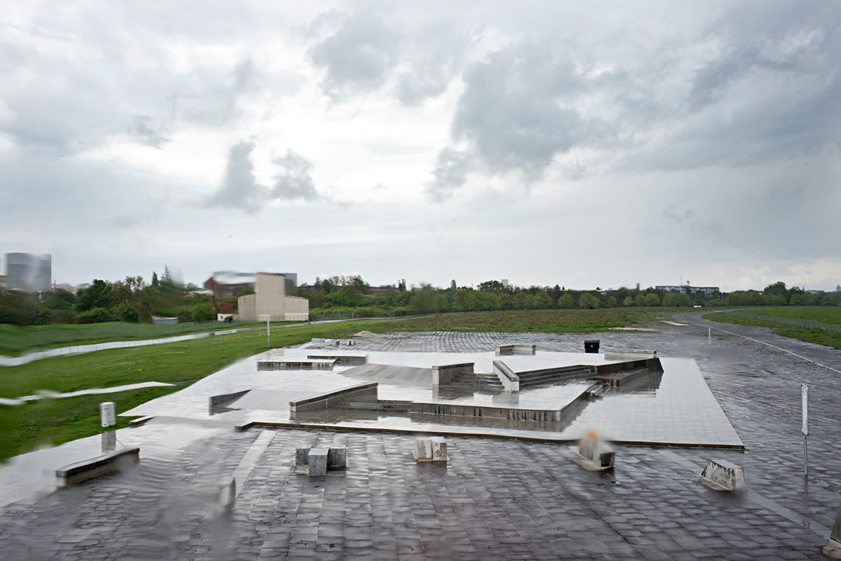 Die Skateskulptur liegt verlassen im Regen
